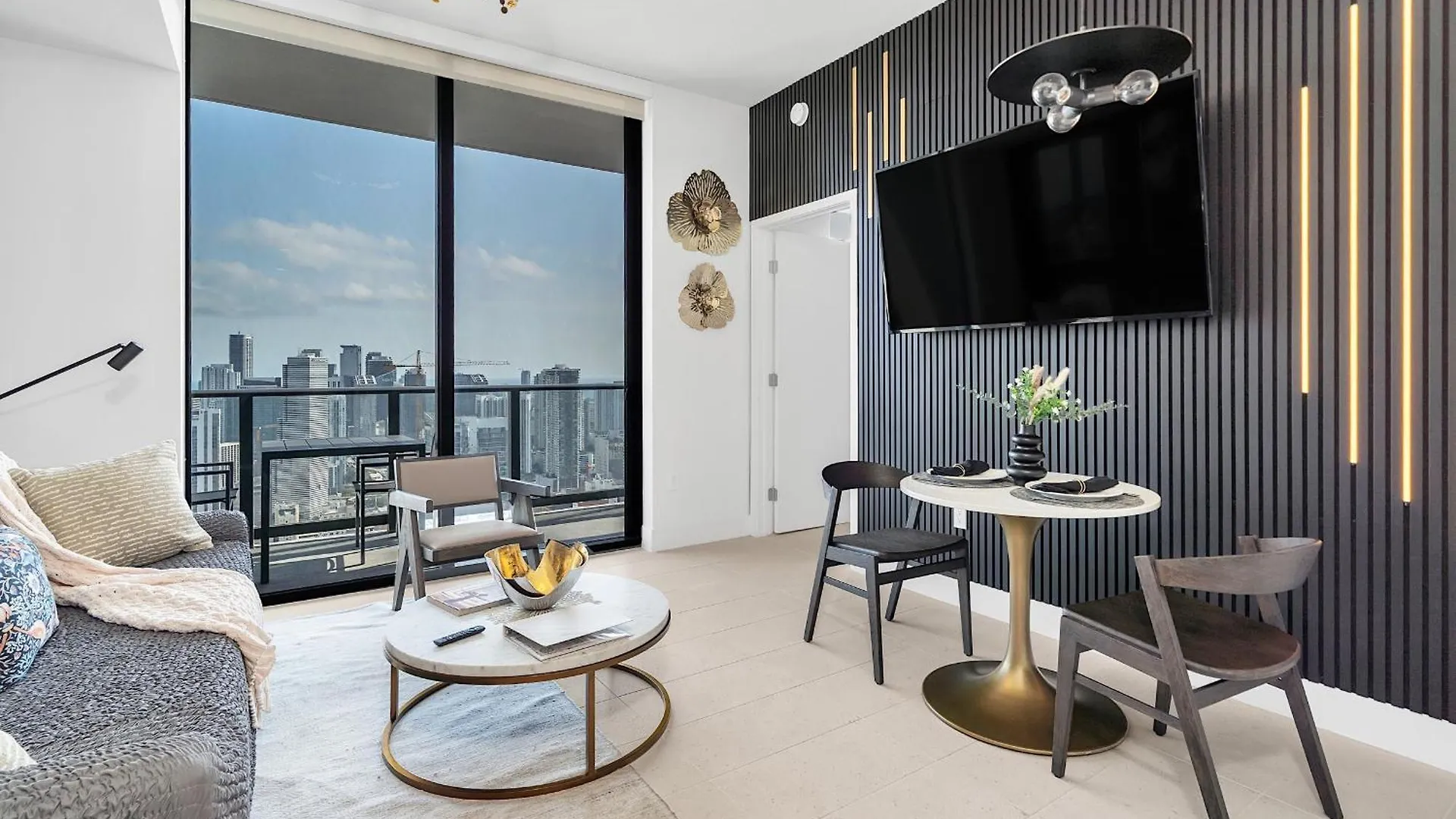 Apartment 1bd Penthouse With Stunning & Water Views *