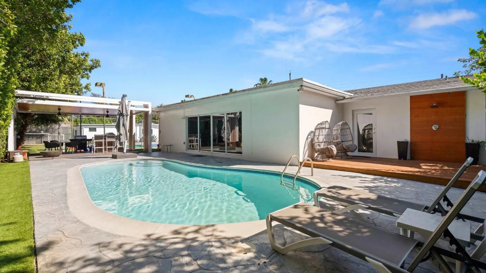 Spacious Retreat Sleeps 12 Private Pool Fire Pit Holiday home *