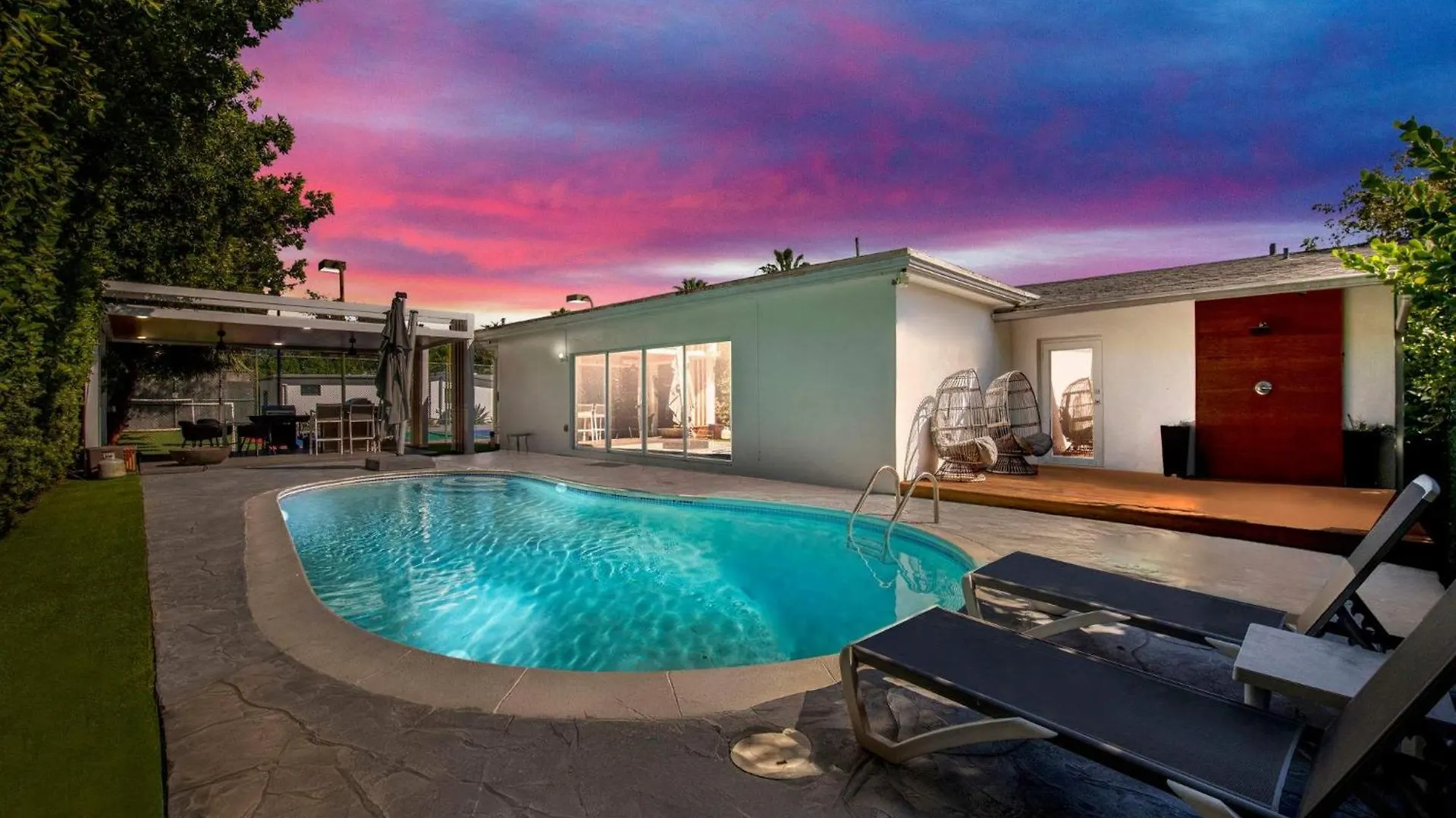 Spacious Retreat Sleeps 12 Private Pool Fire Pit Holiday home
