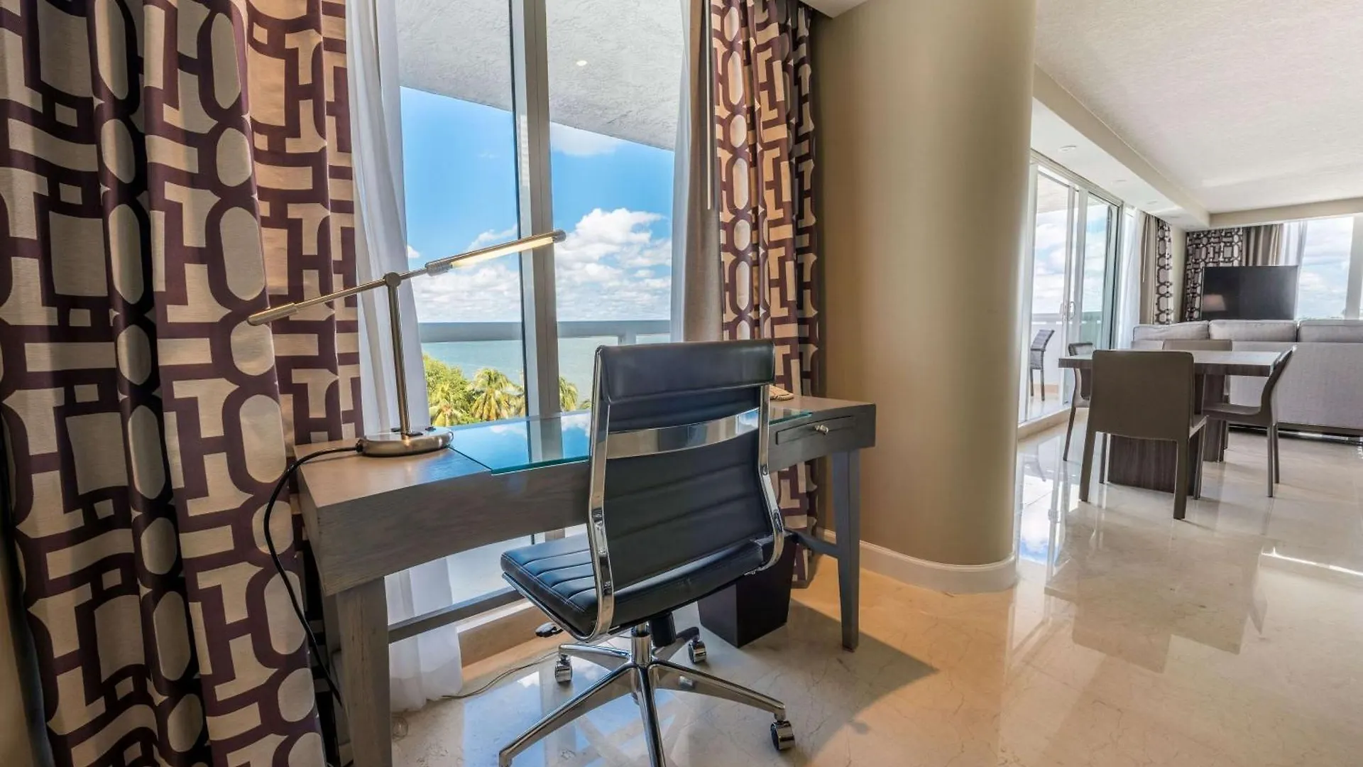 Doubletree By Hilton Grand Biscayne Bay Hotel