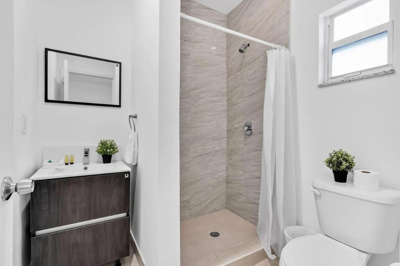 Charming 3br 2bth Enjoy The 8th Street Apartment