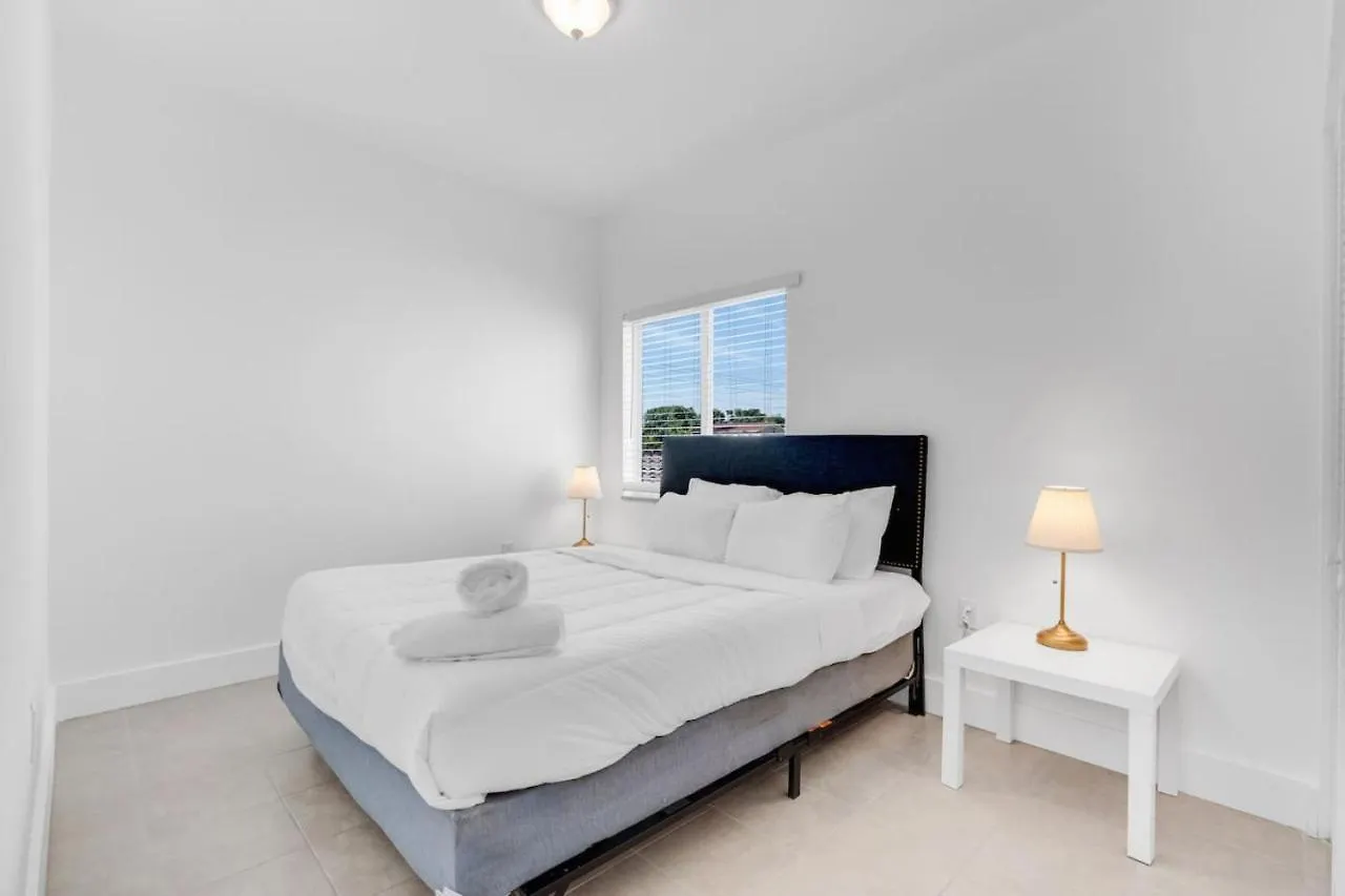 Charming 3br 2bth Enjoy The 8th Street Apartment *