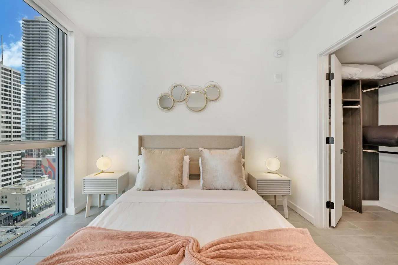 Designer Downtown With Rooftop Pool And Gym Apartment *