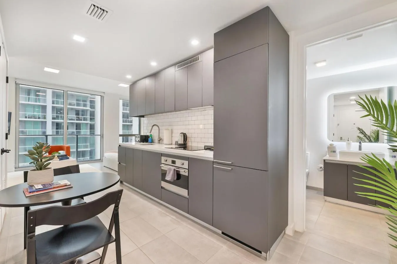 Designer Downtown With Rooftop Pool And Gym Apartment Miami