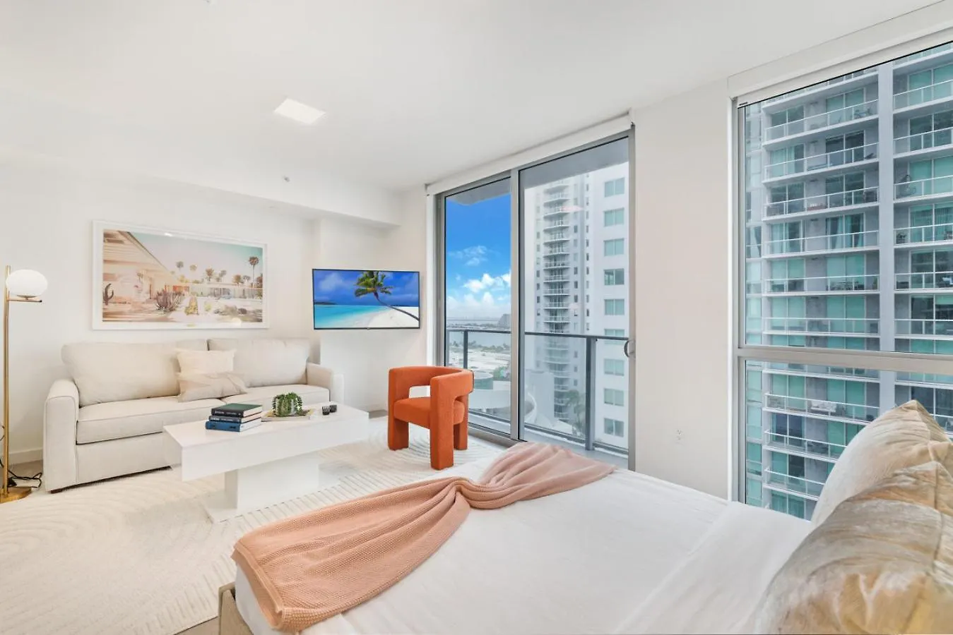 Designer Downtown With Rooftop Pool And Gym Apartment Miami