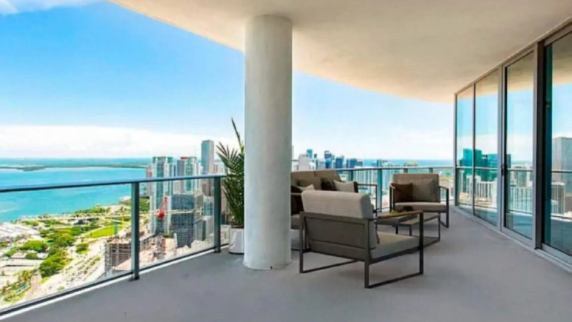Penthouse With Panoramic Views In Downtown