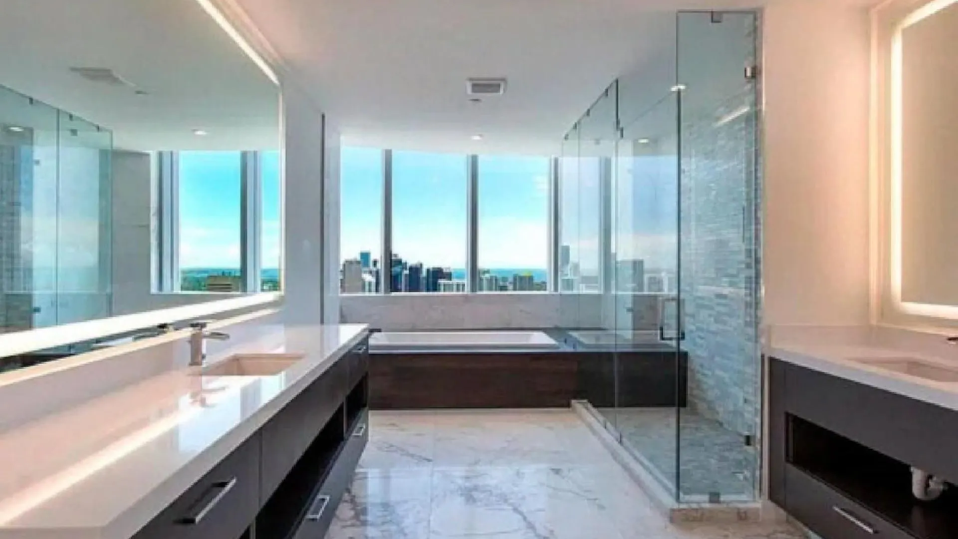 Penthouse With Panoramic Views In Downtown Miami