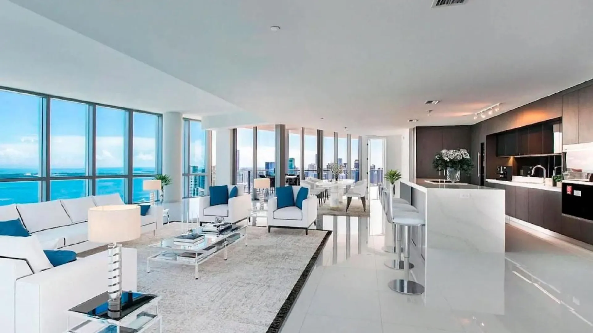 Penthouse With Panoramic Views In Downtown Apartment *