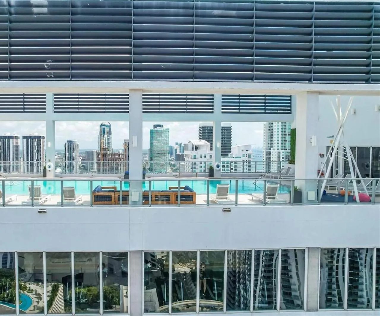Art-filled Loft 180 Views, Rooftop Pool, Parking Holiday home Miami