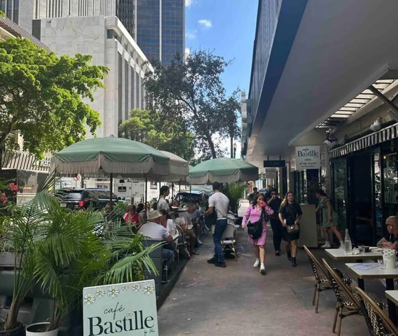Art-filled Loft 180 Views, Rooftop Pool, Parking Miami