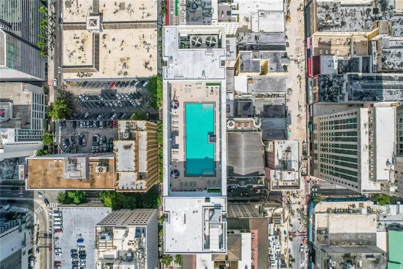 Art-filled Loft 180 Views, Rooftop Pool, Parking *