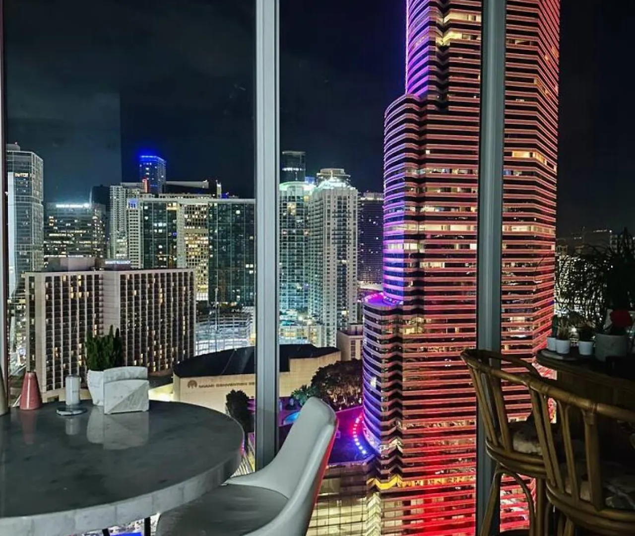 Art-filled Loft 180 Views, Rooftop Pool, Parking * Miami