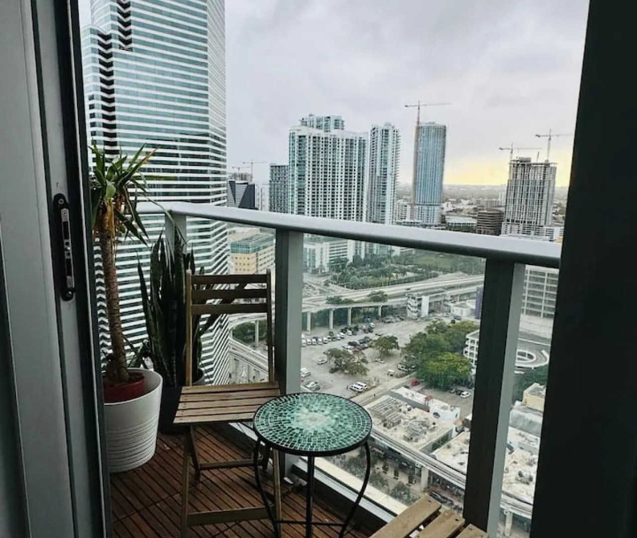 Art-filled Loft 180 Views, Rooftop Pool, Parking