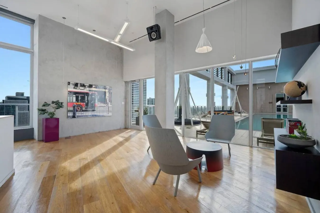 Art-filled Loft 180 Views, Rooftop Pool, Parking Holiday home *