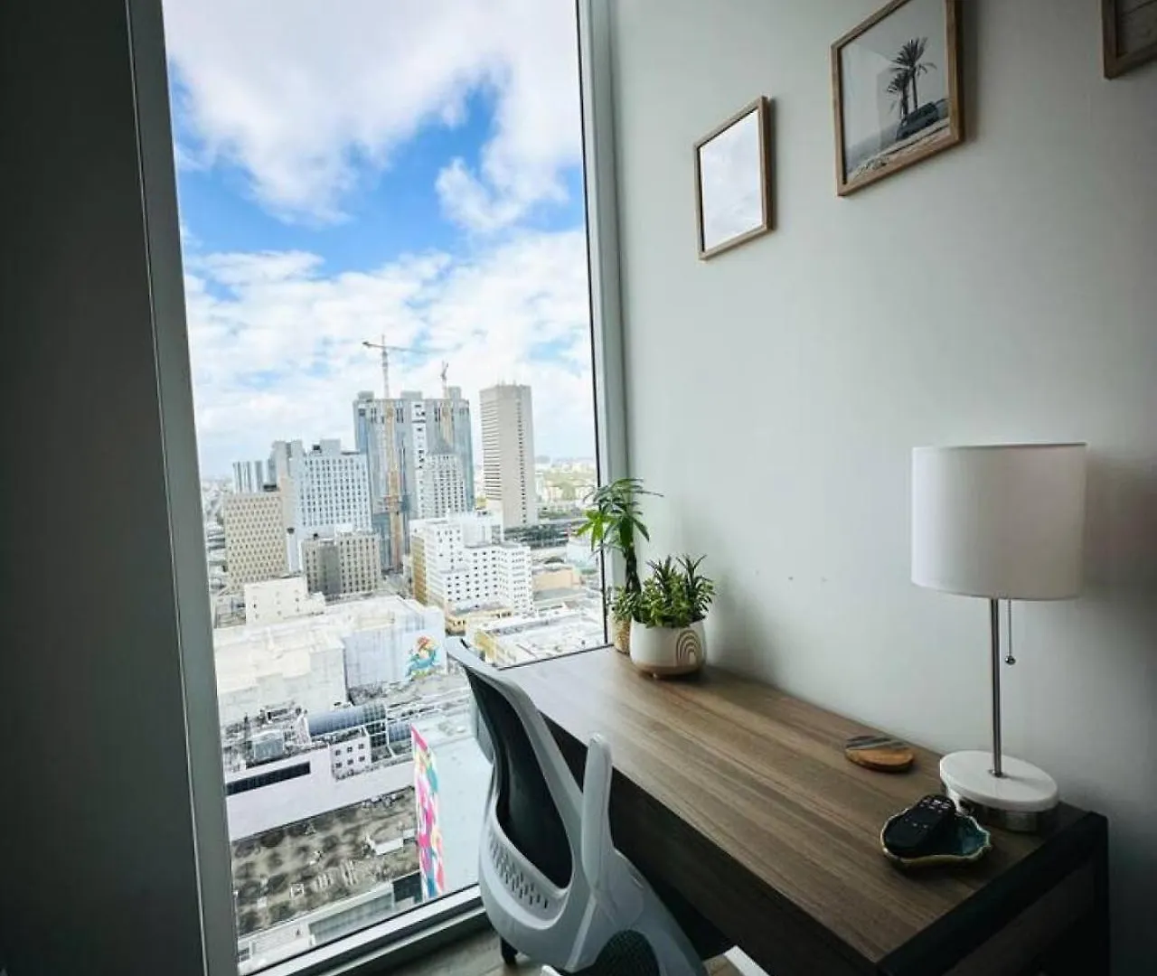 Art-filled Loft 180 Views, Rooftop Pool, Parking * Miami