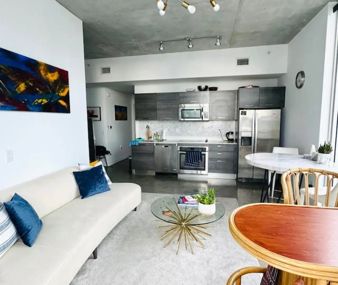 Holiday home Art-filled Loft 180 Views, Rooftop Pool, Parking