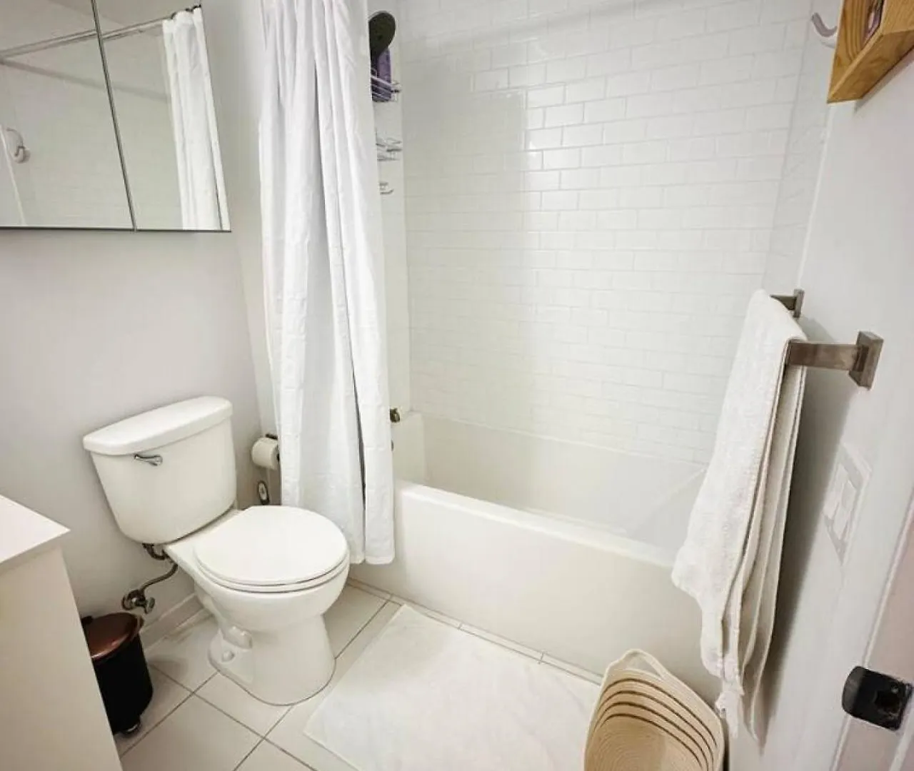 Art-filled Loft 180 Views, Rooftop Pool, Parking * Miami