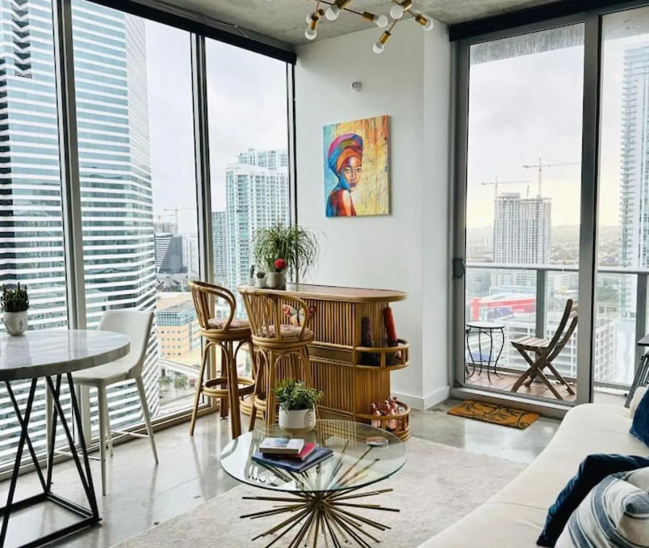 Art-filled Loft 180 Views, Rooftop Pool, Parking