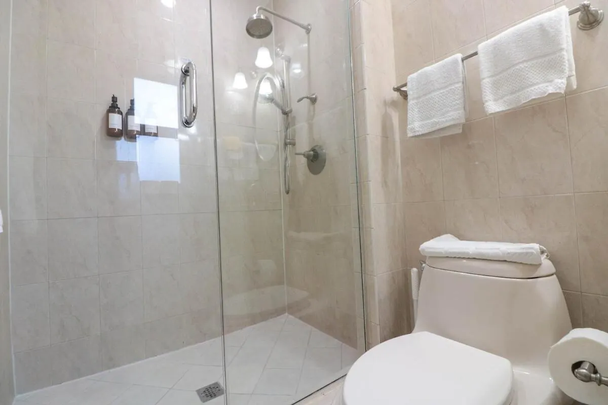 Rustic Modern Retreat - 4br Open Concept Villa Miami