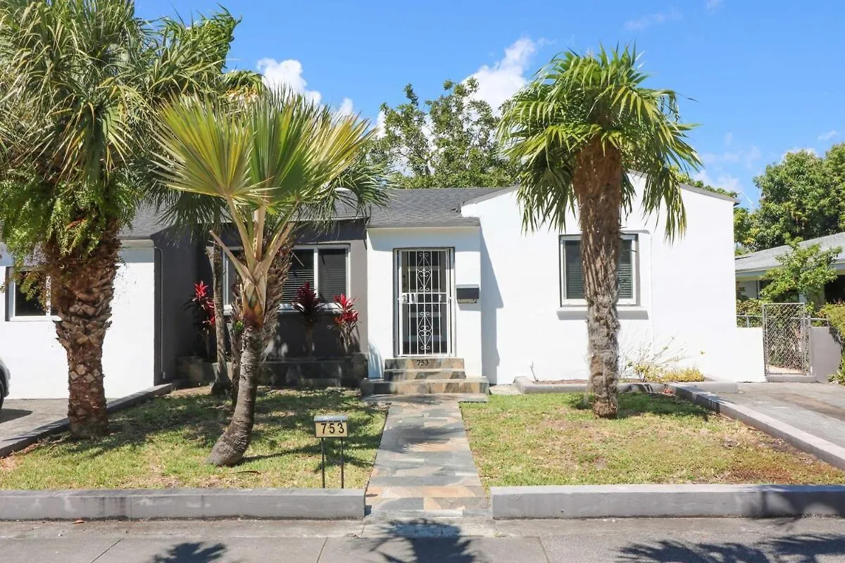 Rustic Modern Retreat - 4br Open Concept Villa Miami
