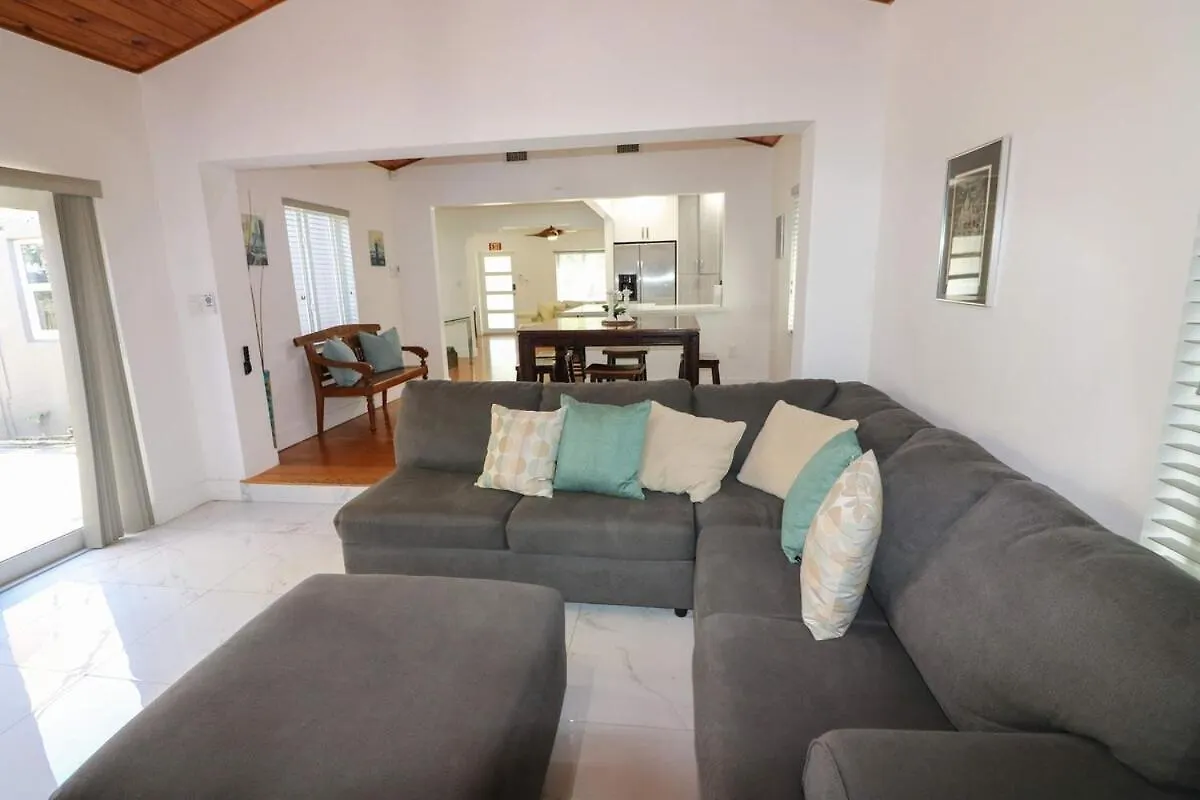 Rustic Modern Retreat - 4br Open Concept Villa *