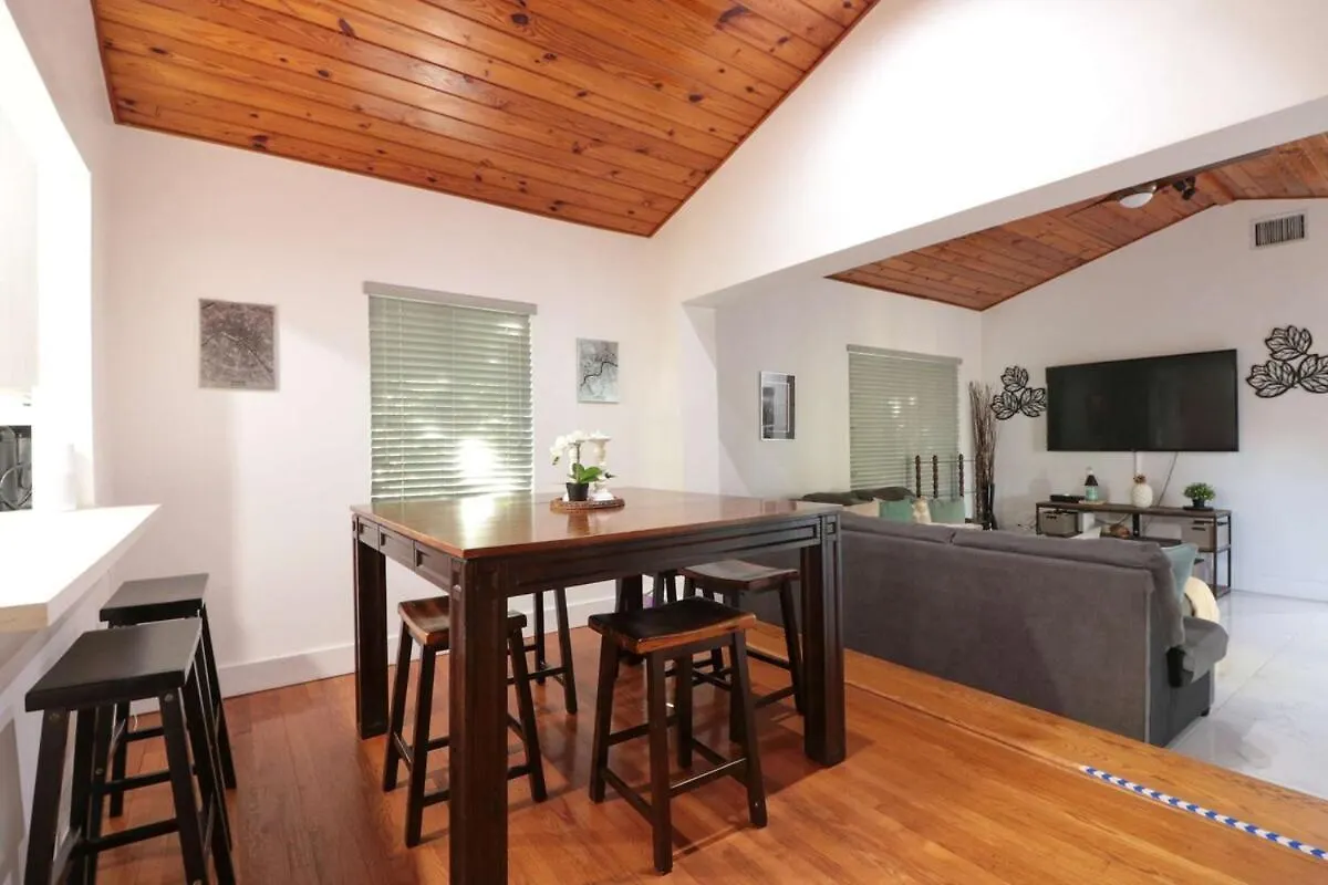 Villa Rustic Modern Retreat - 4br Open Concept *