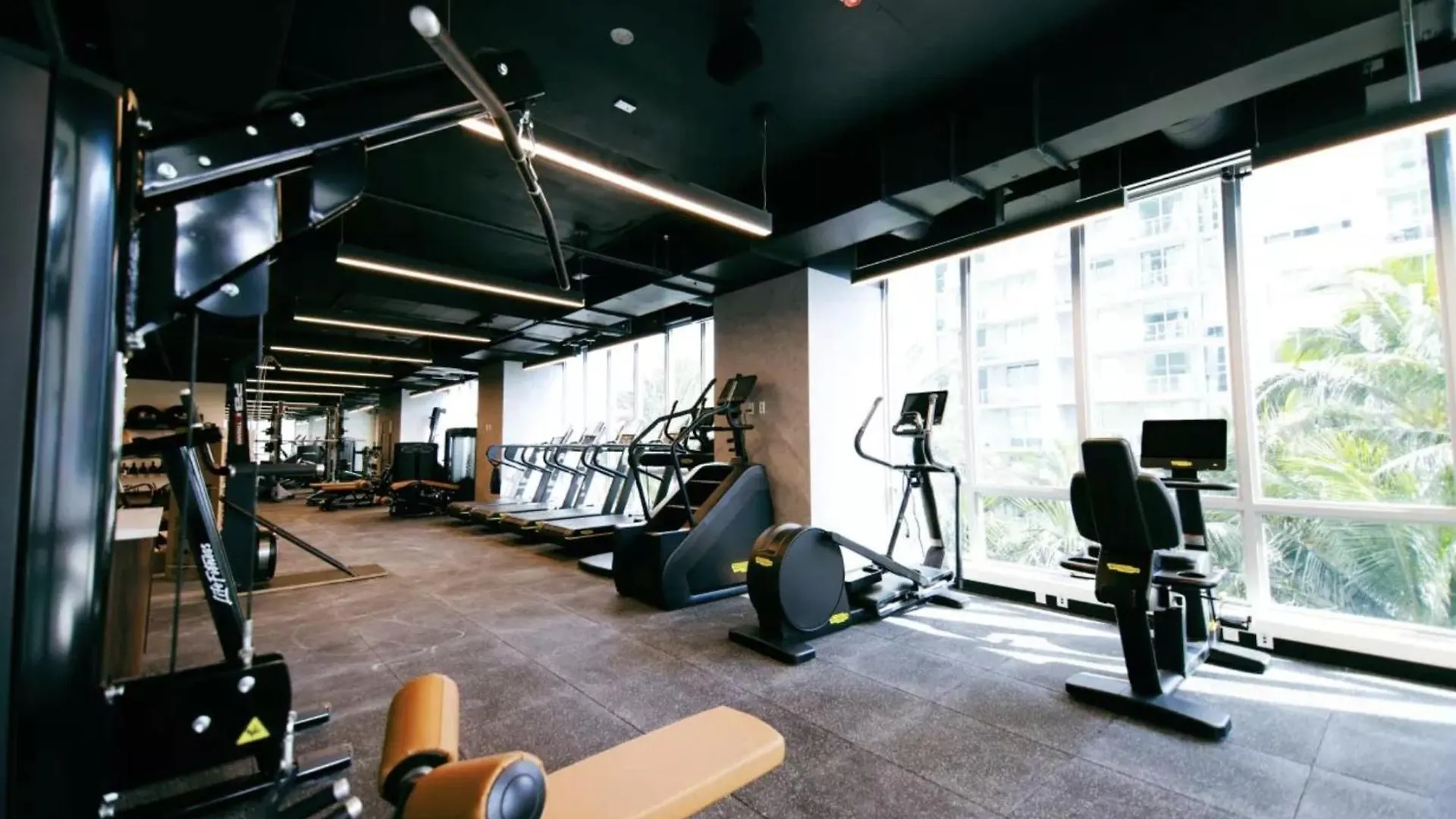 Designer Downtown With Rooftop Pool And Gym Apartment *