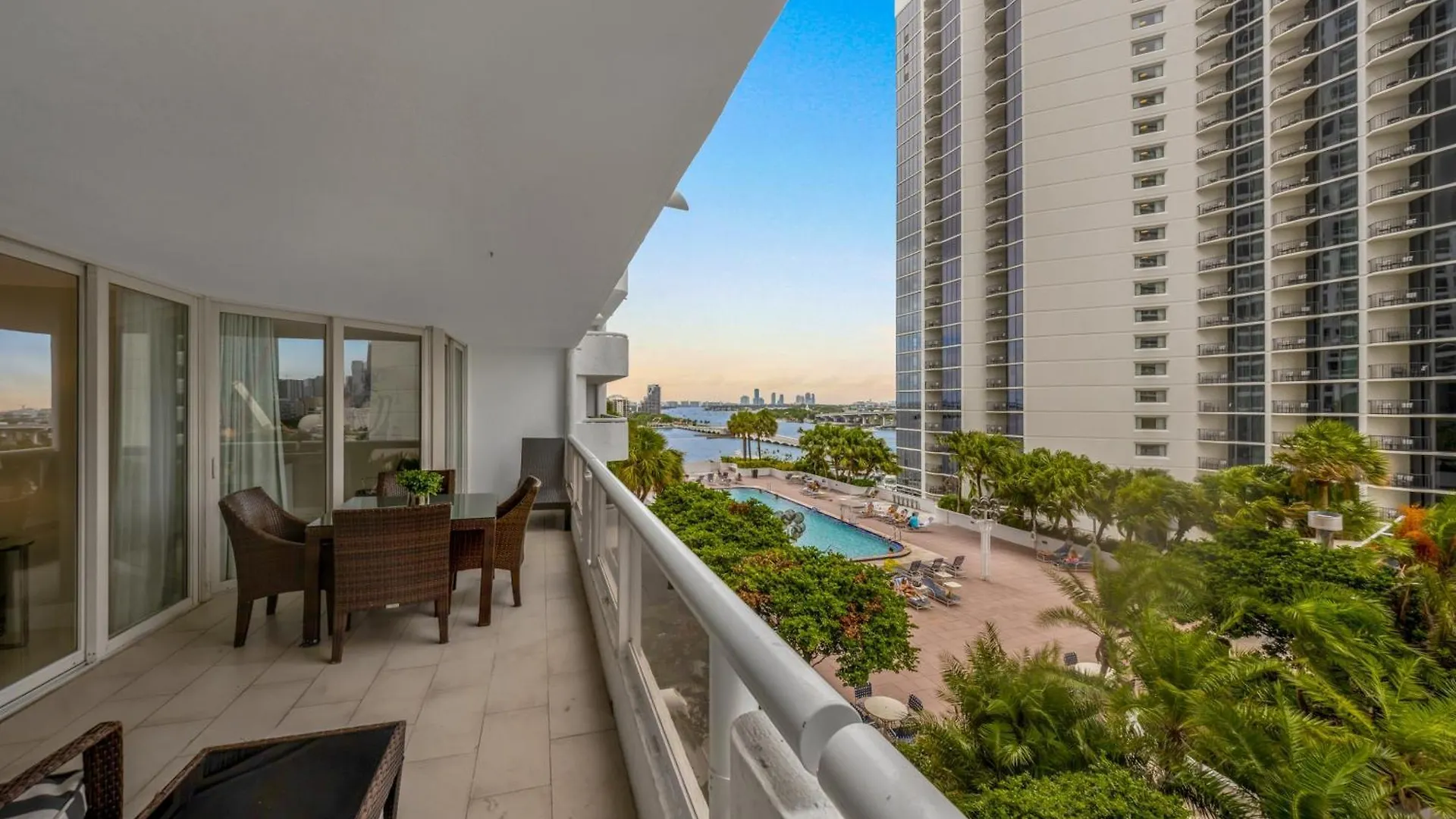 Apartment 4 Bedroom With Stunning Balcony View