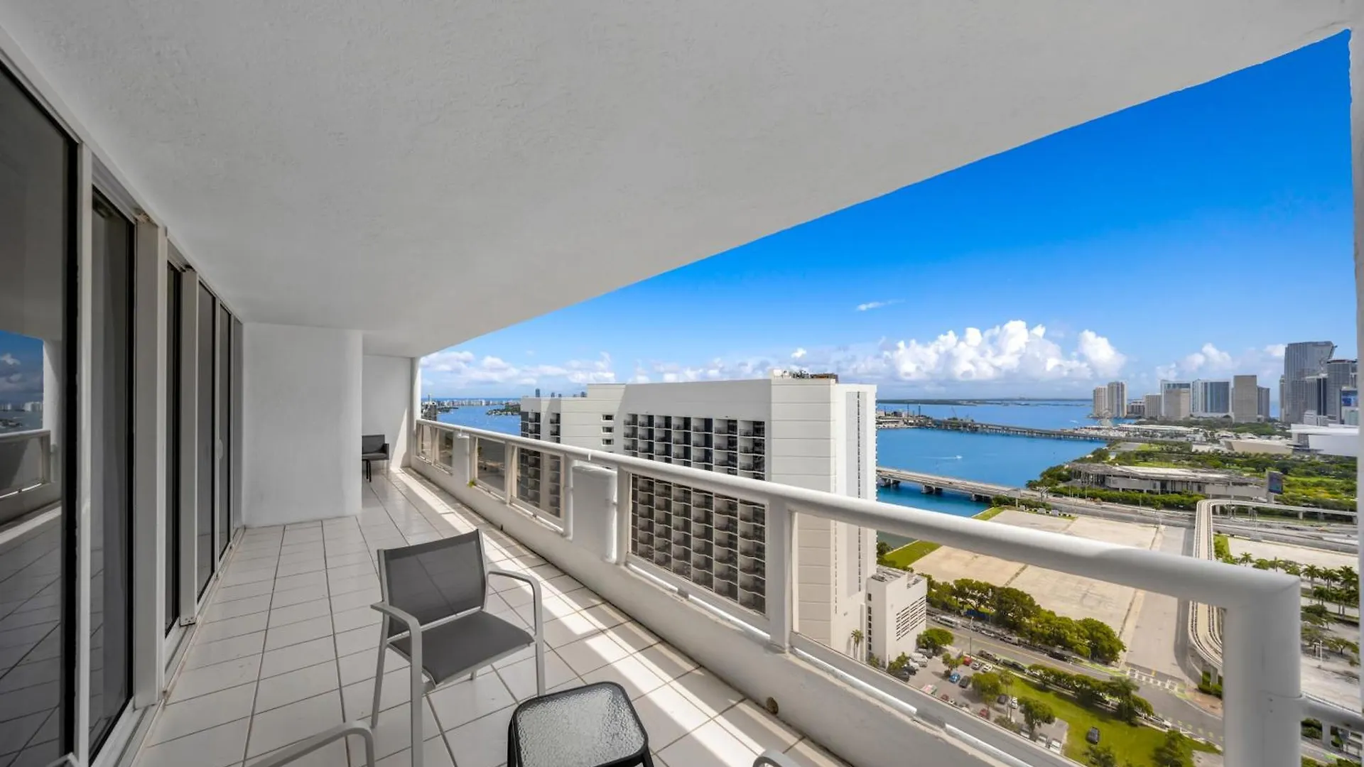4 Bedroom With Stunning Balcony View Apartment Miami