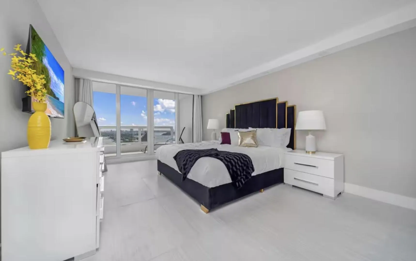 4 Bedroom With Stunning Balcony View *