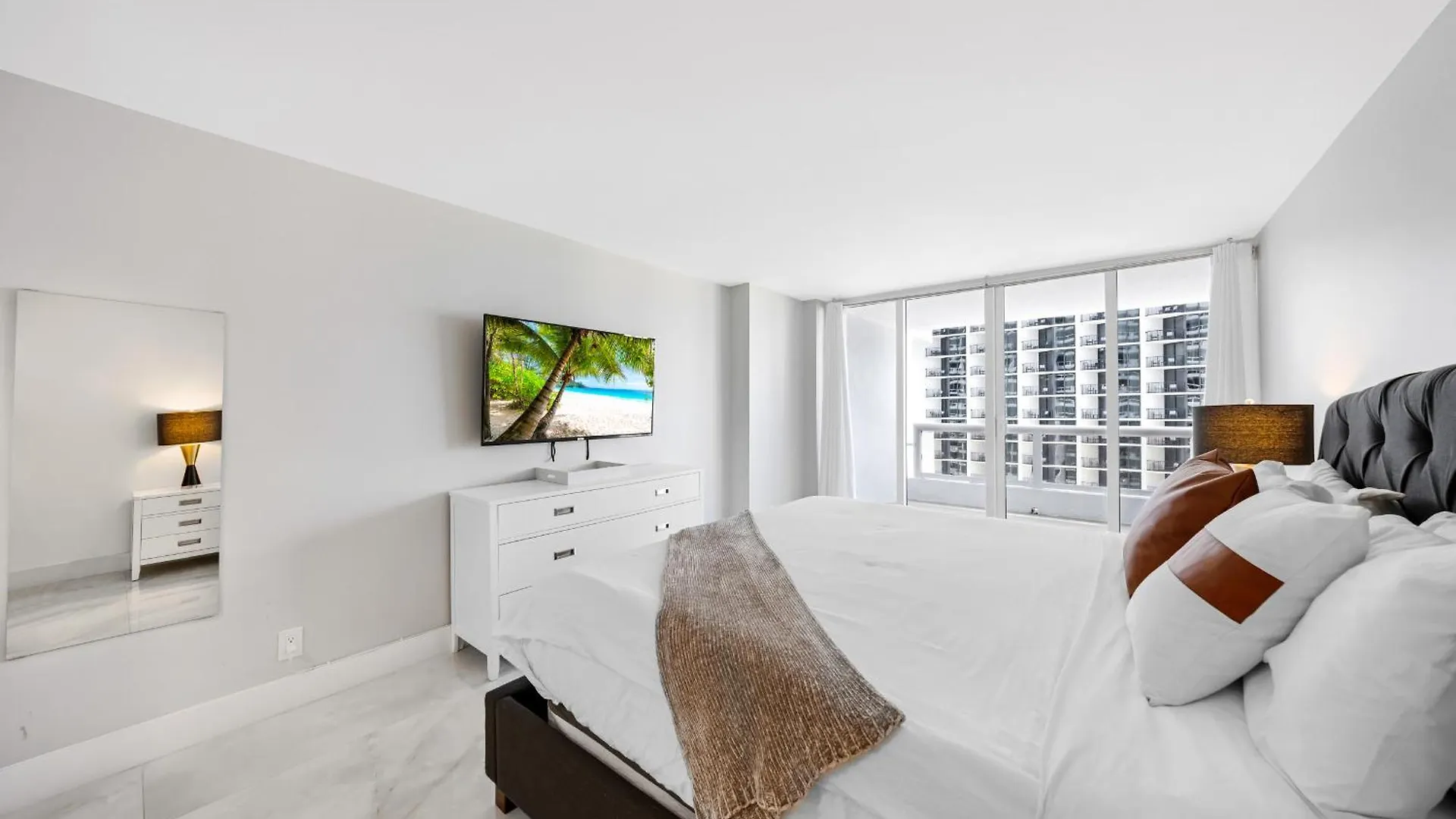 4 Bedroom With Stunning Balcony View *