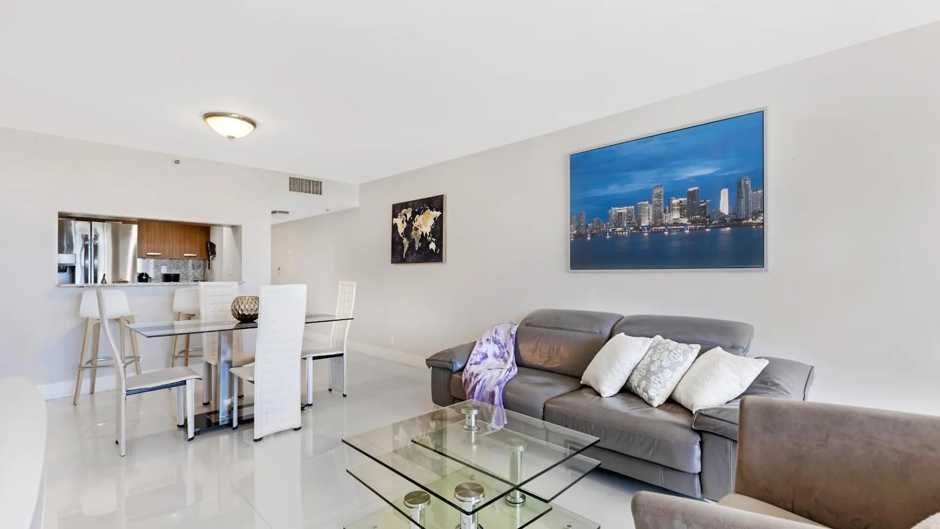 Apartment 4 Bedroom With Stunning Balcony View *