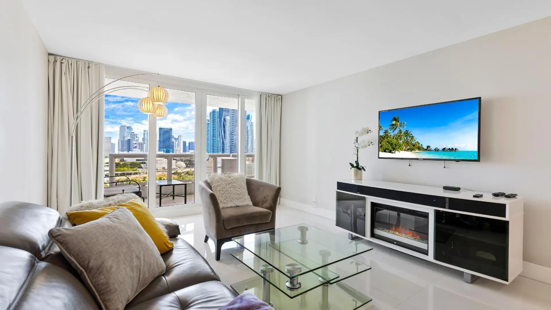 4 Bedroom With Stunning Balcony View Apartment Miami