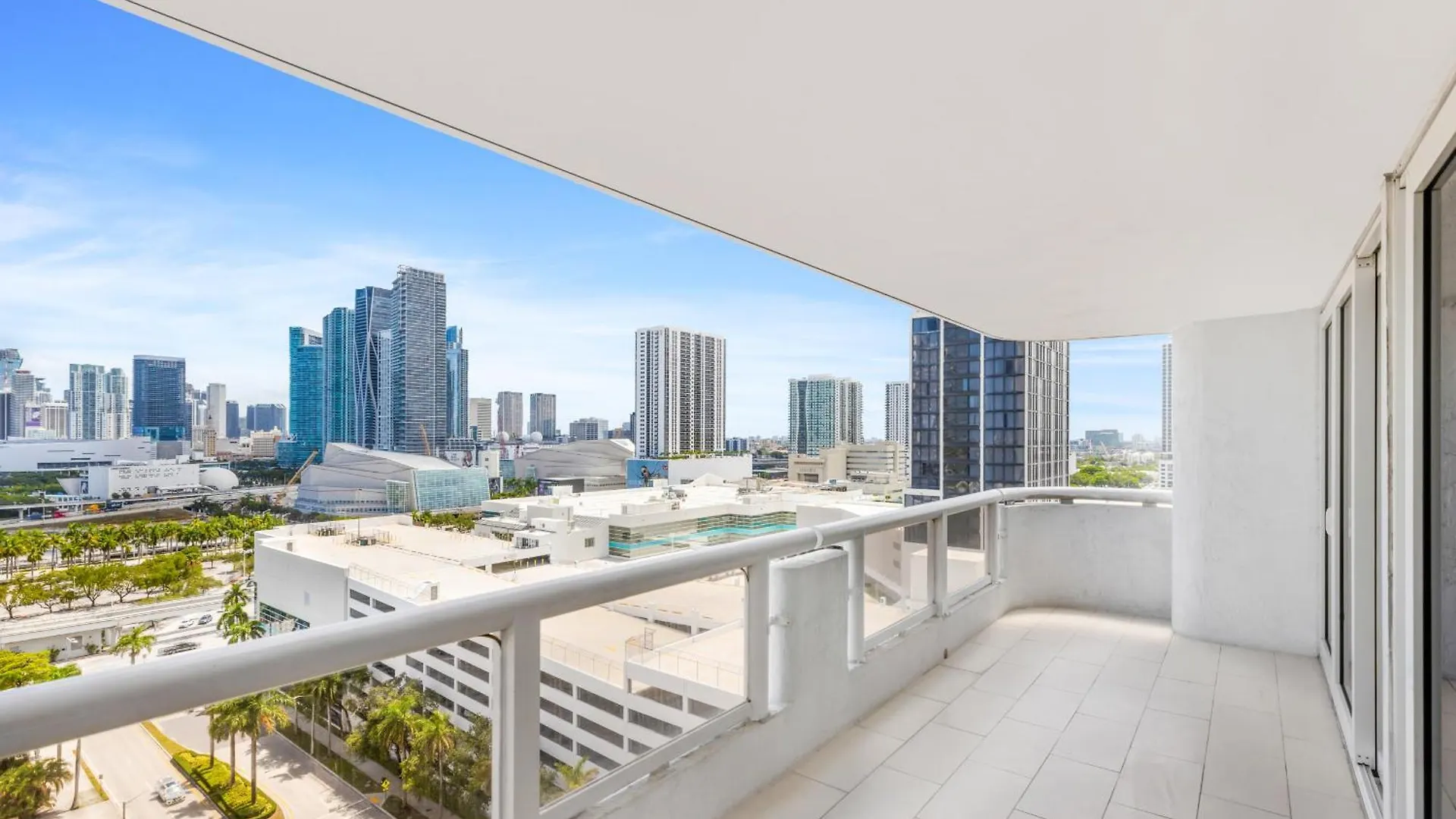 4 Bedroom With Stunning Balcony View Miami