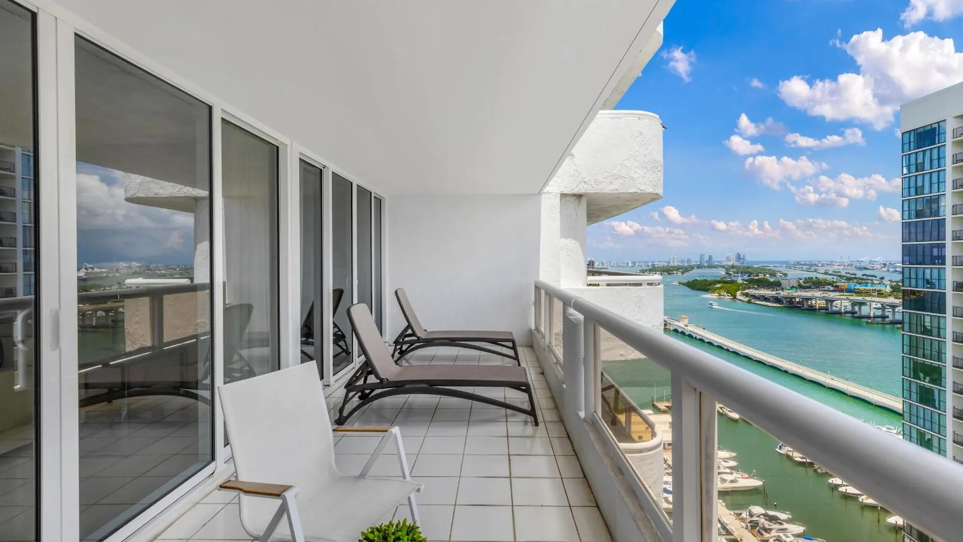 Apartment 4 Bedroom With Stunning Balcony View *