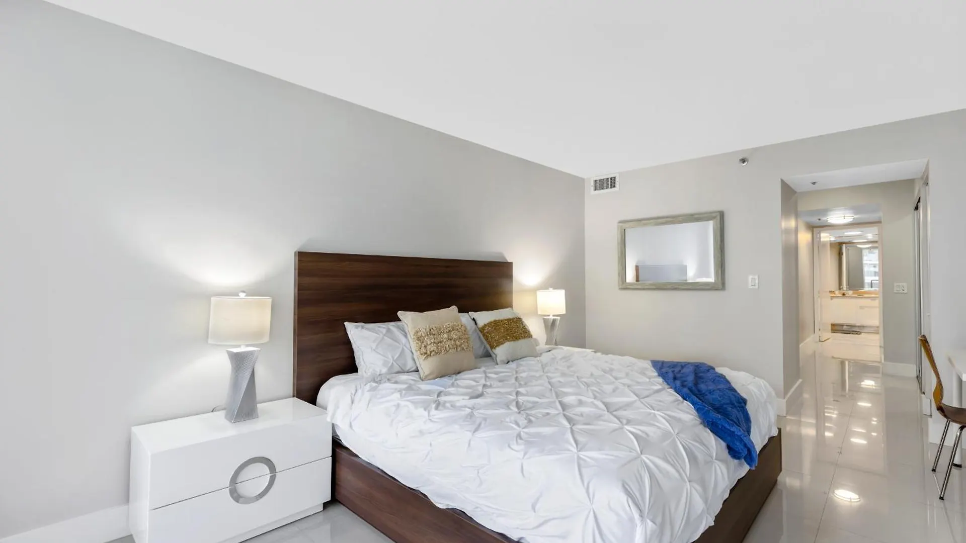 아파트 4 Bedroom With Stunning Balcony View