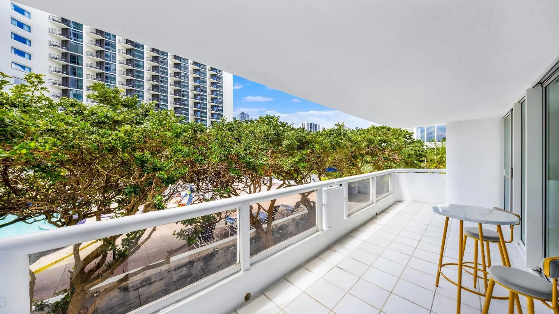 Apartment 4 Bedroom With Stunning Balcony View *