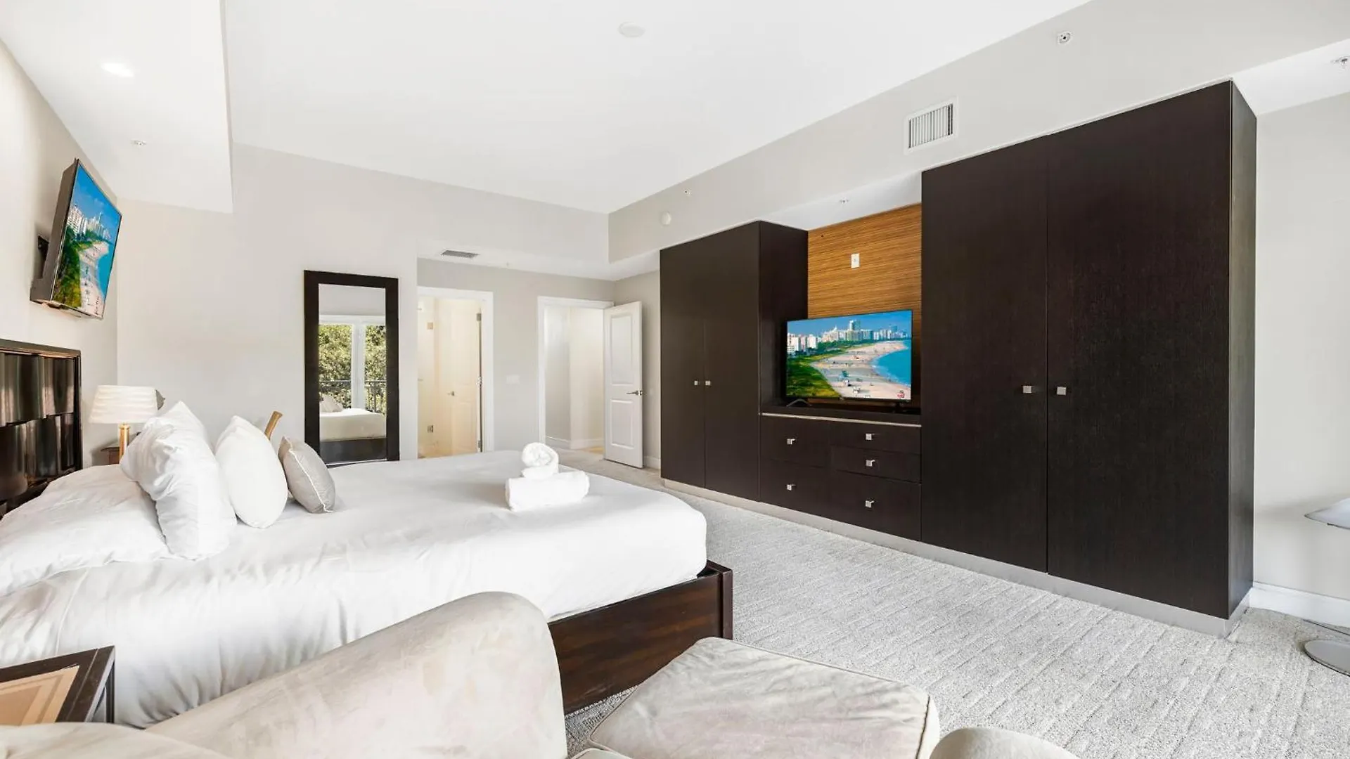 Exclusive Doral With Luxury Amenities Apartment *