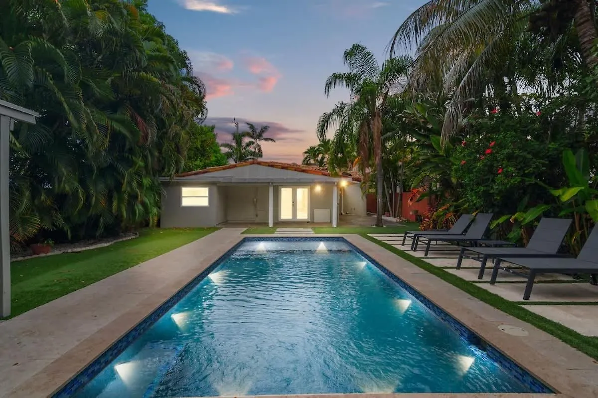 Poolside Paradise Vakantiehuis