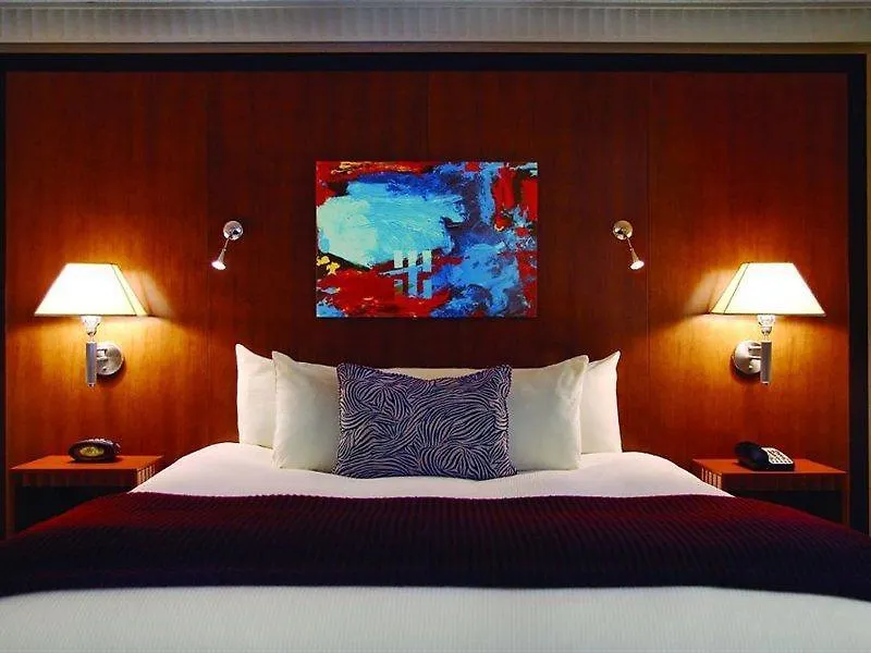 Pullman Airport 4*