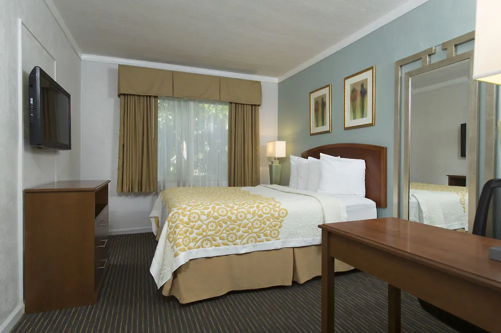 Days By Wyndham Miami Airport North Hotel 2*