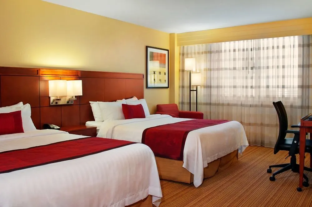 Hotell Courtyard By Marriott Airport