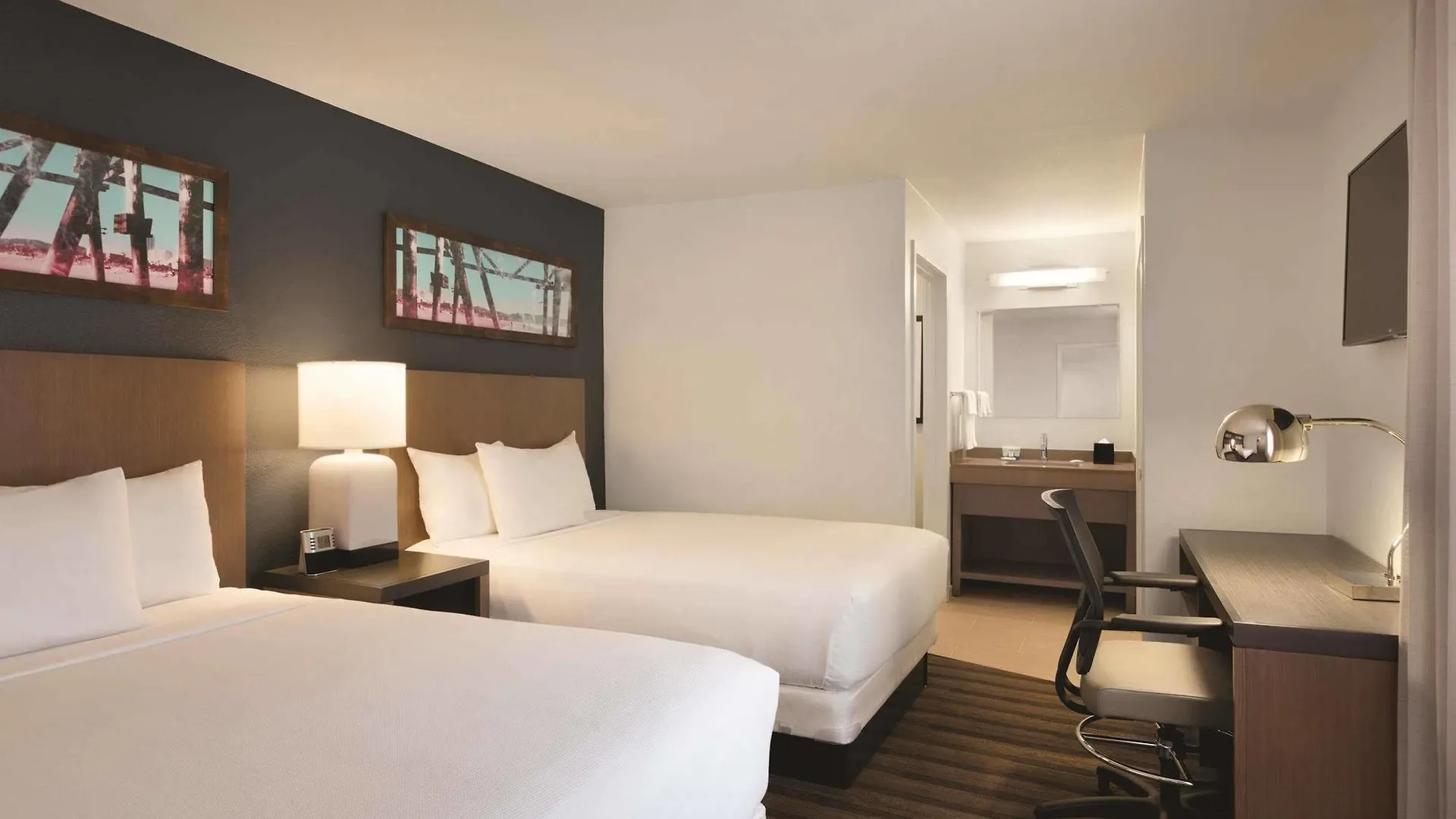 Hyatt House Airport 3*
