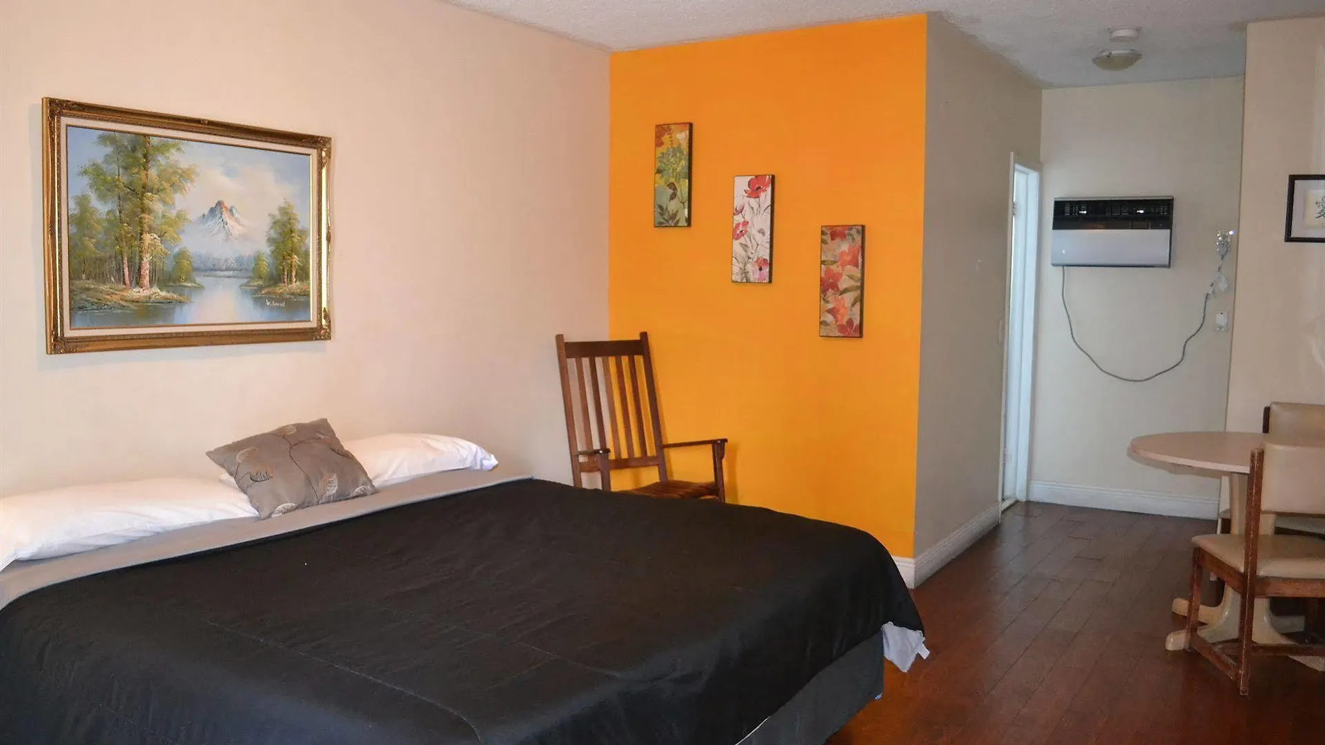 Up Midtown Motel *