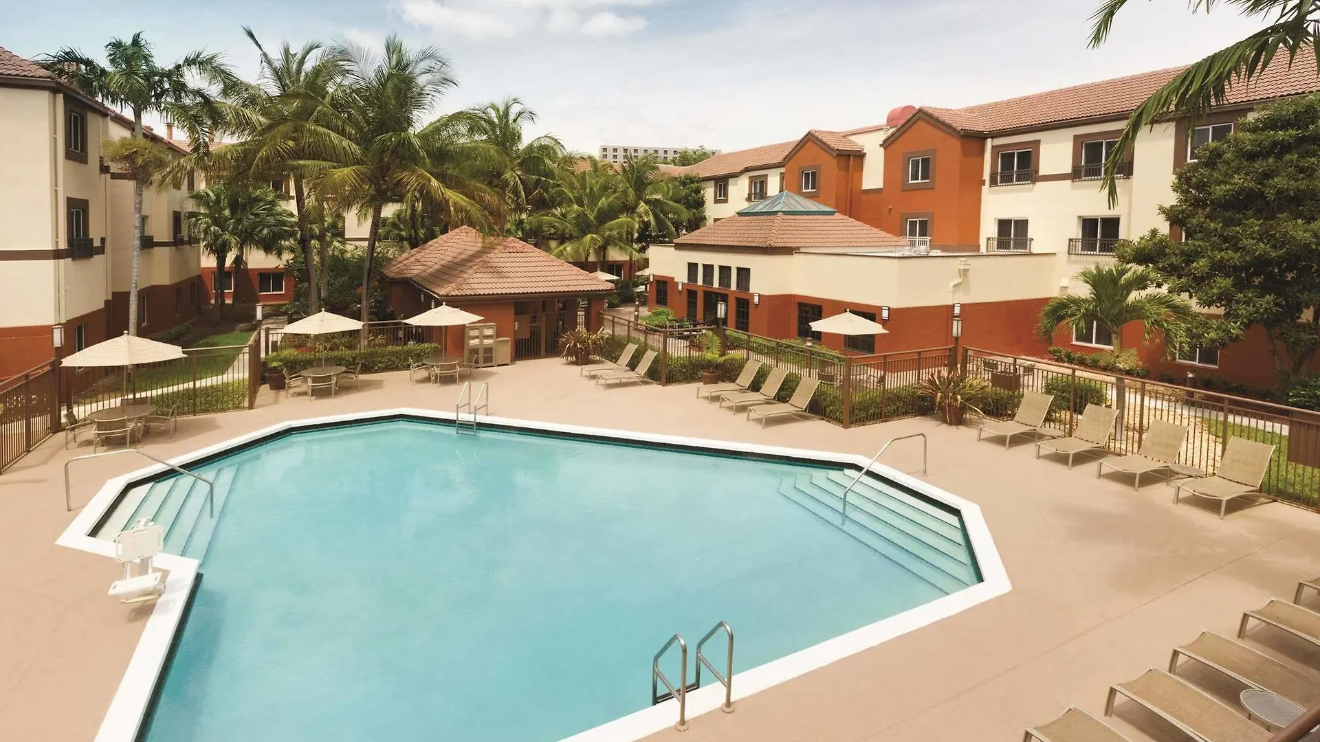 Hyatt House Airport Hotell 3*