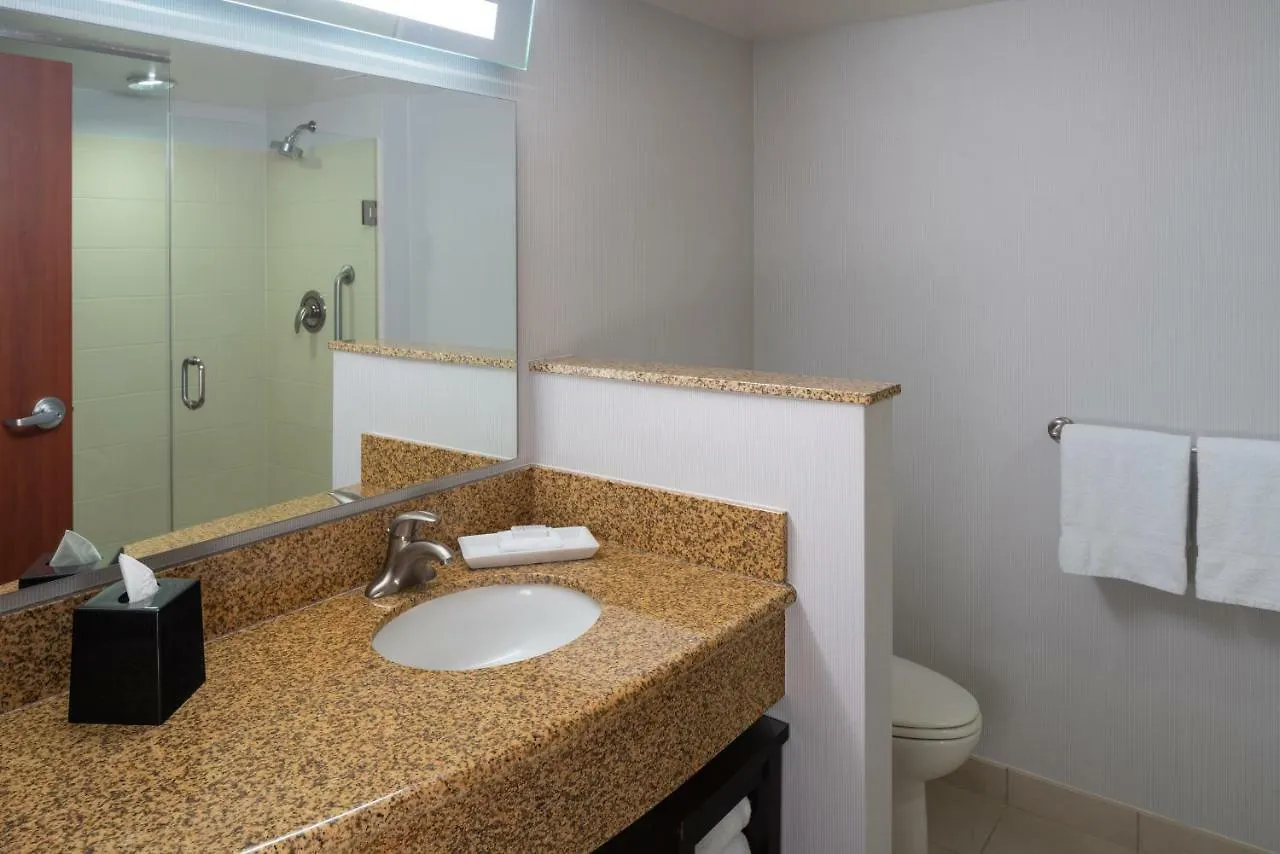 Hotell Courtyard By Marriott Airport 3*