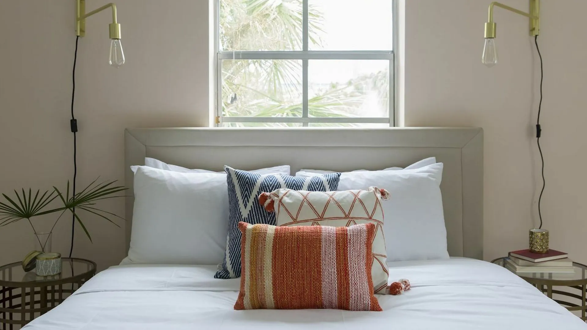 Colorful 2br In River 3*