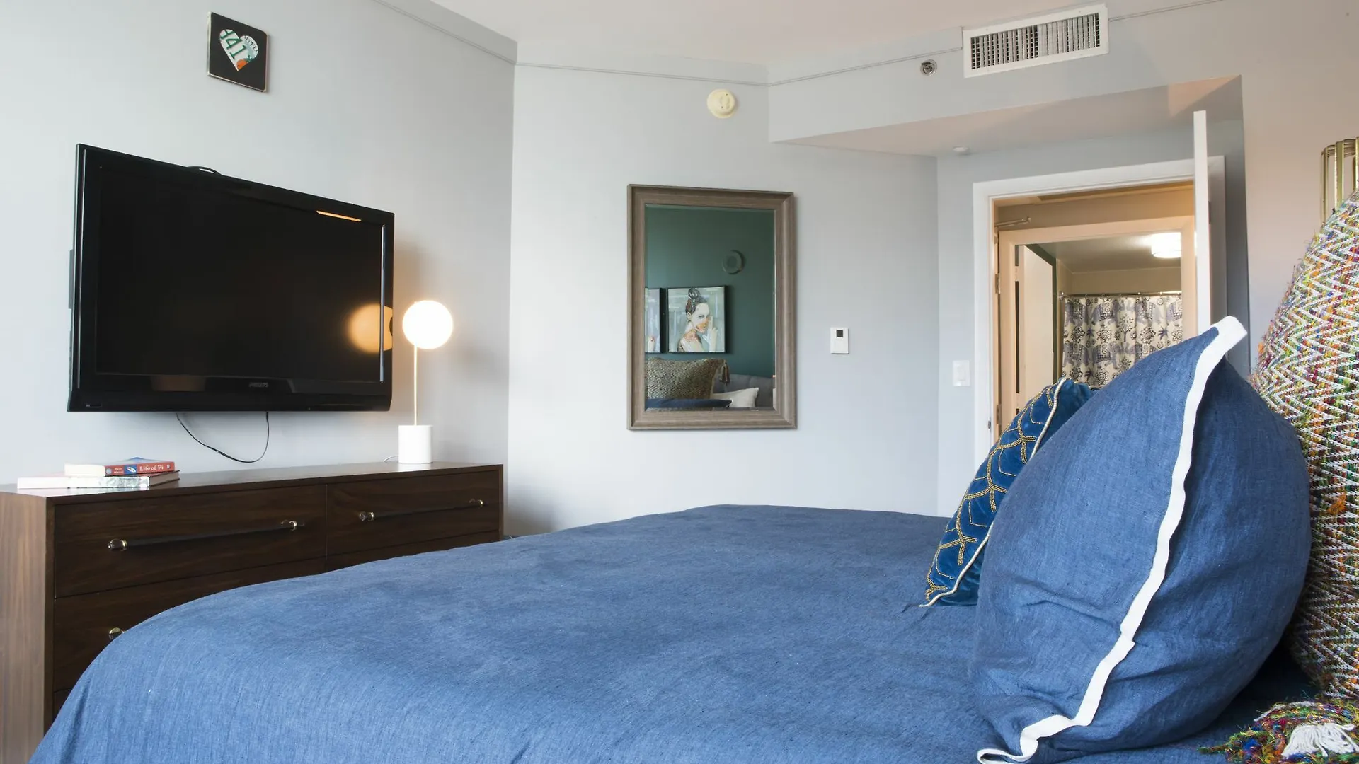 Mia Luxe At Sonesta *