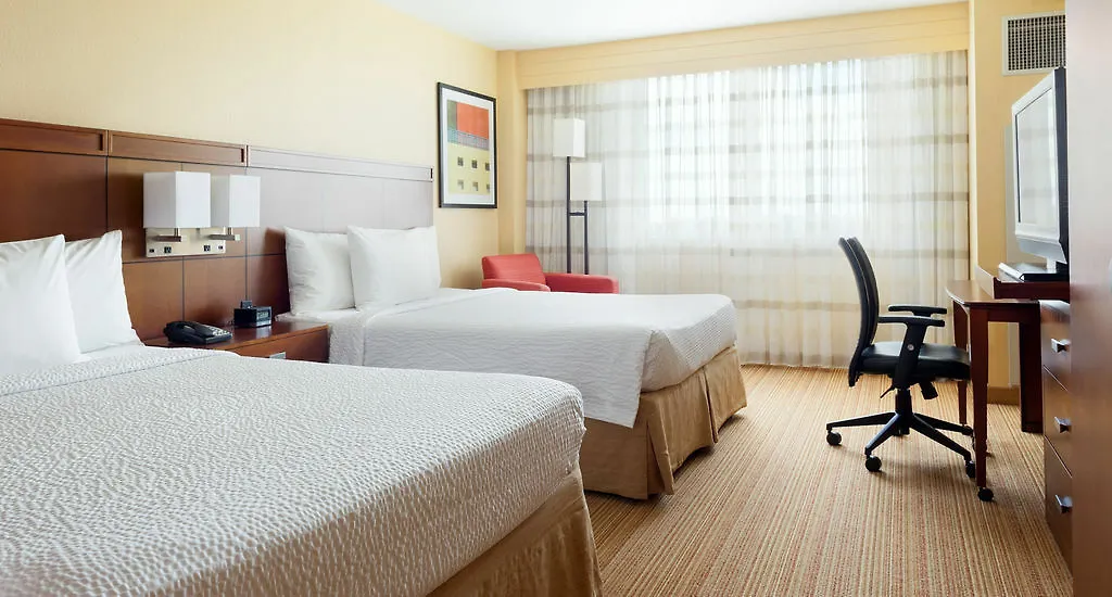 Hotell Courtyard By Marriott Airport 3*