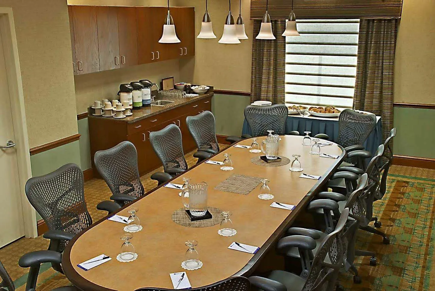 Hotel Hilton Garden Airport West 3*